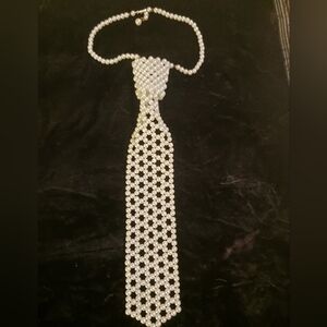 Chic Pearl Tie Necklace
